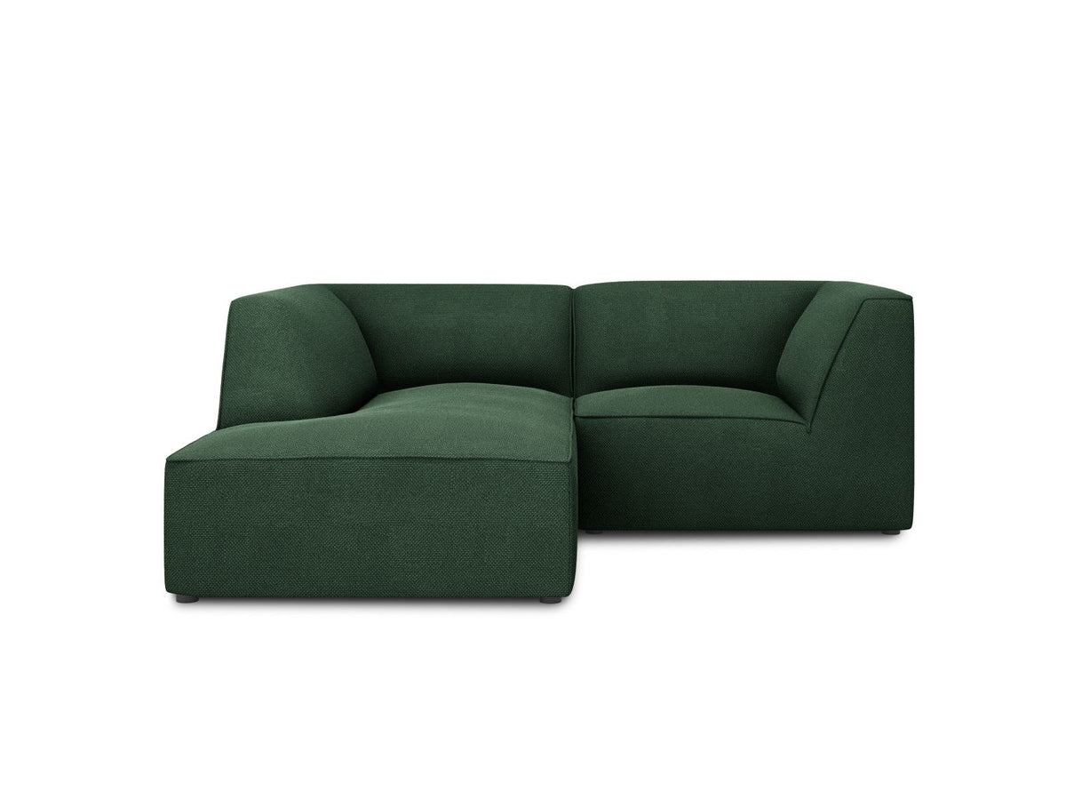 Modulares Ecksofa Siena mit gelbem Ottawa-Stoffbezug, schwarzen Kunststoffbeinen und Récamiere, Ansicht von vorne im Wohnraum.