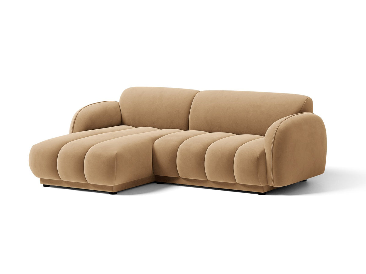 Bilbao Ecksofa links 3-Sitzer von Cosmopolitan Design in Light Beige-Casino Samtstoff, Holzrahmen, schwarze Kunststoffbeine, mit Récamiere.