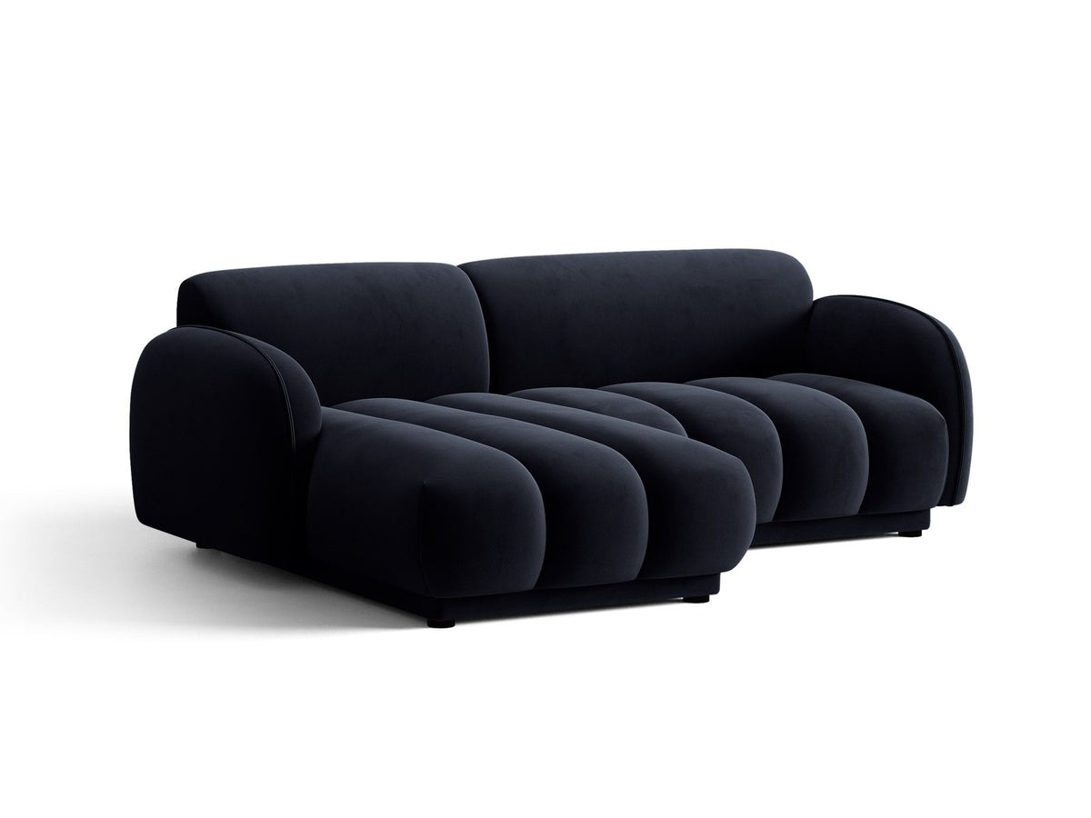 Bilbao Ecksofa links 3-Sitzer von Cosmopolitan Design in Light Beige-Casino Samtstoff, Holzrahmen, schwarze Kunststoffbeine, mit Récamiere.