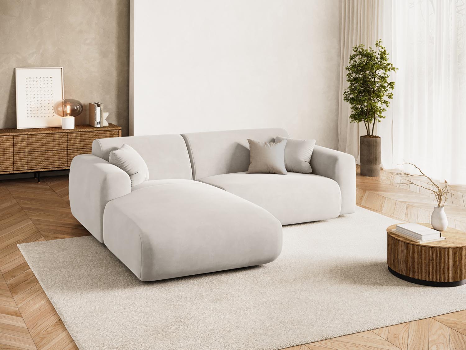 Elegantes Nolio Velour Ecksofa links, 4-Sitzer in sanftem Beige, ideal für stilvolle Wohnräume, entworfen von Cosmopolitan Design.