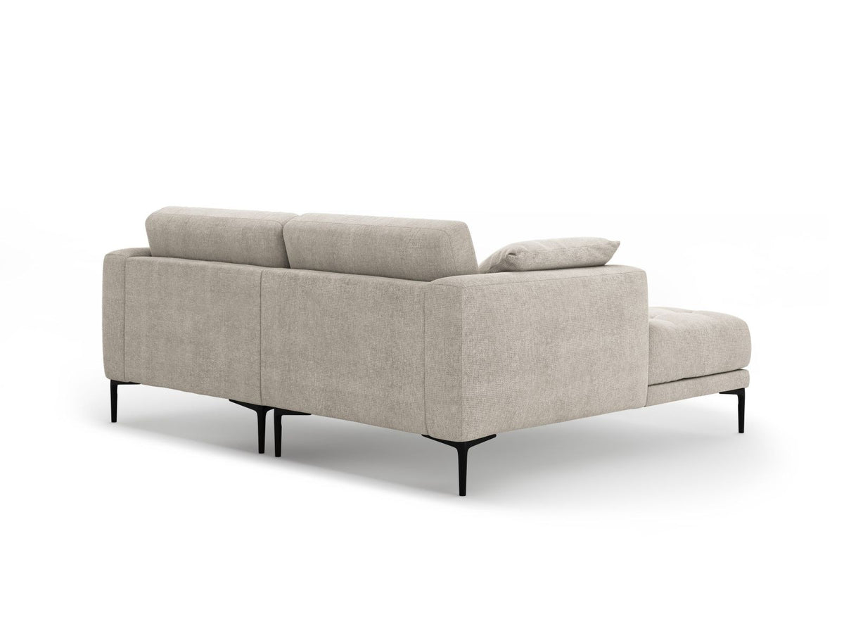 Ecksofa Links Lazio von Cosmopolitan Design in Beige mit Sorella-Stoffbezug, Massivholzrahmen und schwarzen Metallbeinen, seitliche Ansicht.
