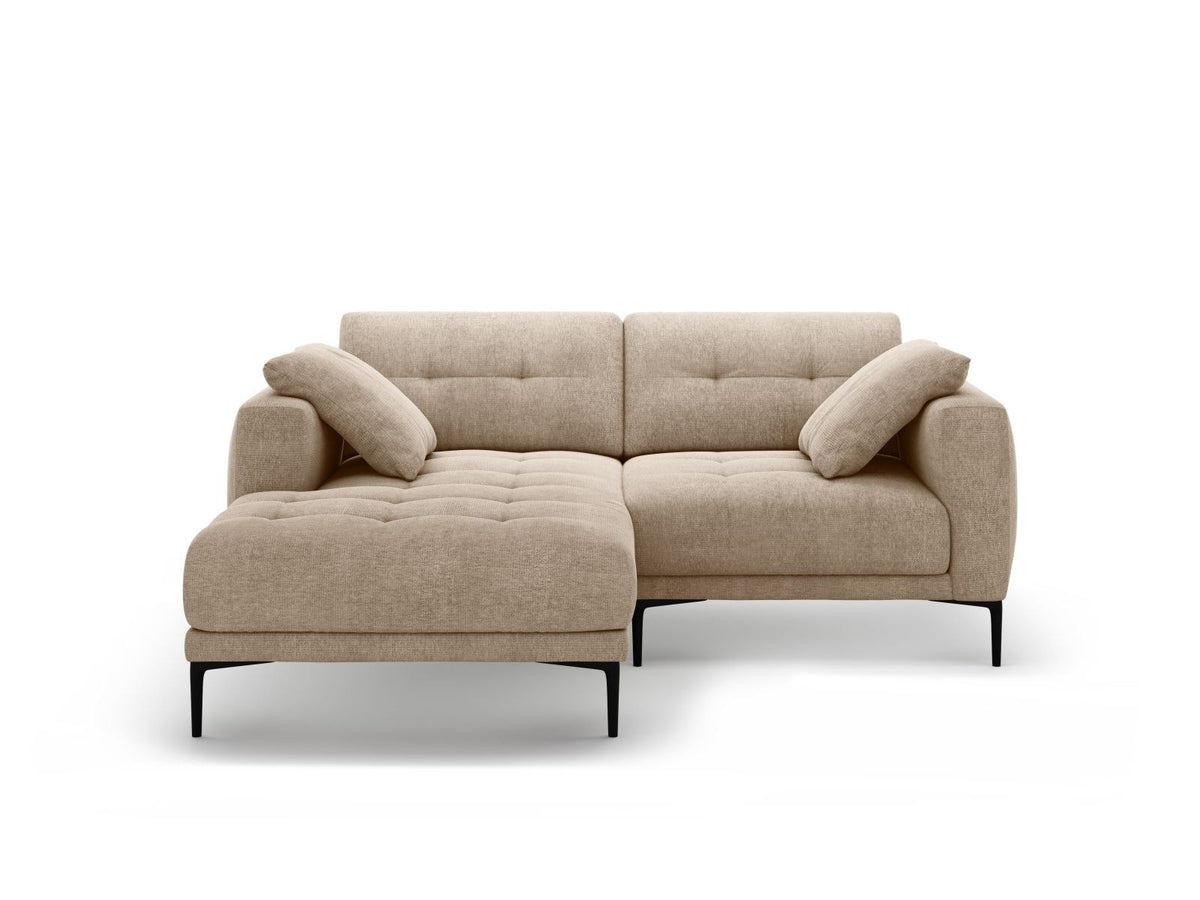 Ecksofa Links Lazio von Cosmopolitan Design in Beige mit Sorella-Stoffbezug, Massivholzrahmen und schwarzen Metallbeinen, seitliche Ansicht.