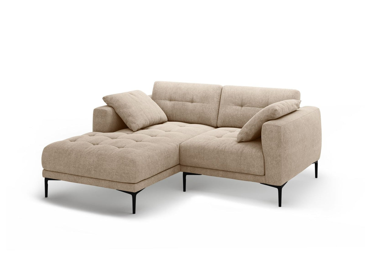 Ecksofa Links Lazio von Cosmopolitan Design in Beige mit Sorella-Stoffbezug, Massivholzrahmen und schwarzen Metallbeinen, seitliche Ansicht.