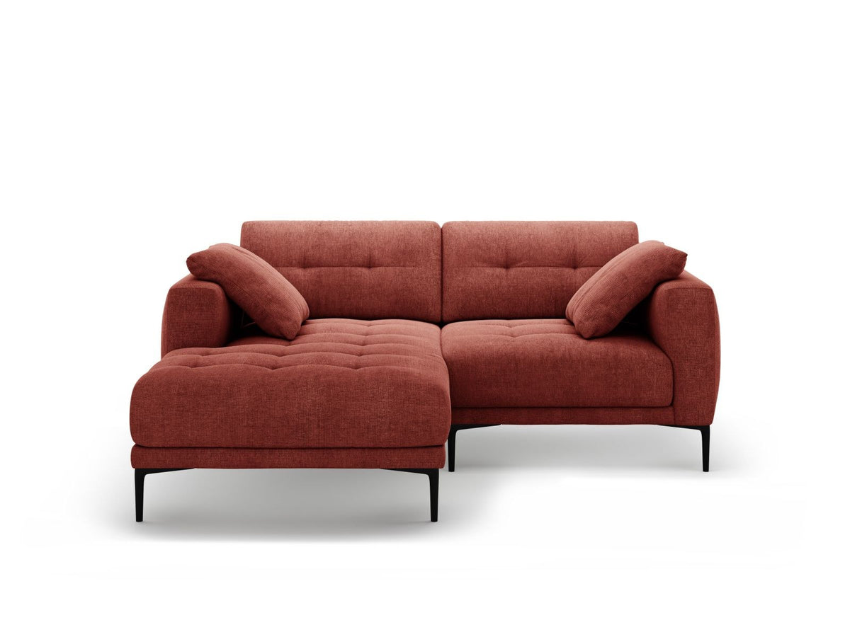 Ecksofa Links Lazio von Cosmopolitan Design in Beige mit Sorella-Stoffbezug, Massivholzrahmen und schwarzen Metallbeinen, seitliche Ansicht.