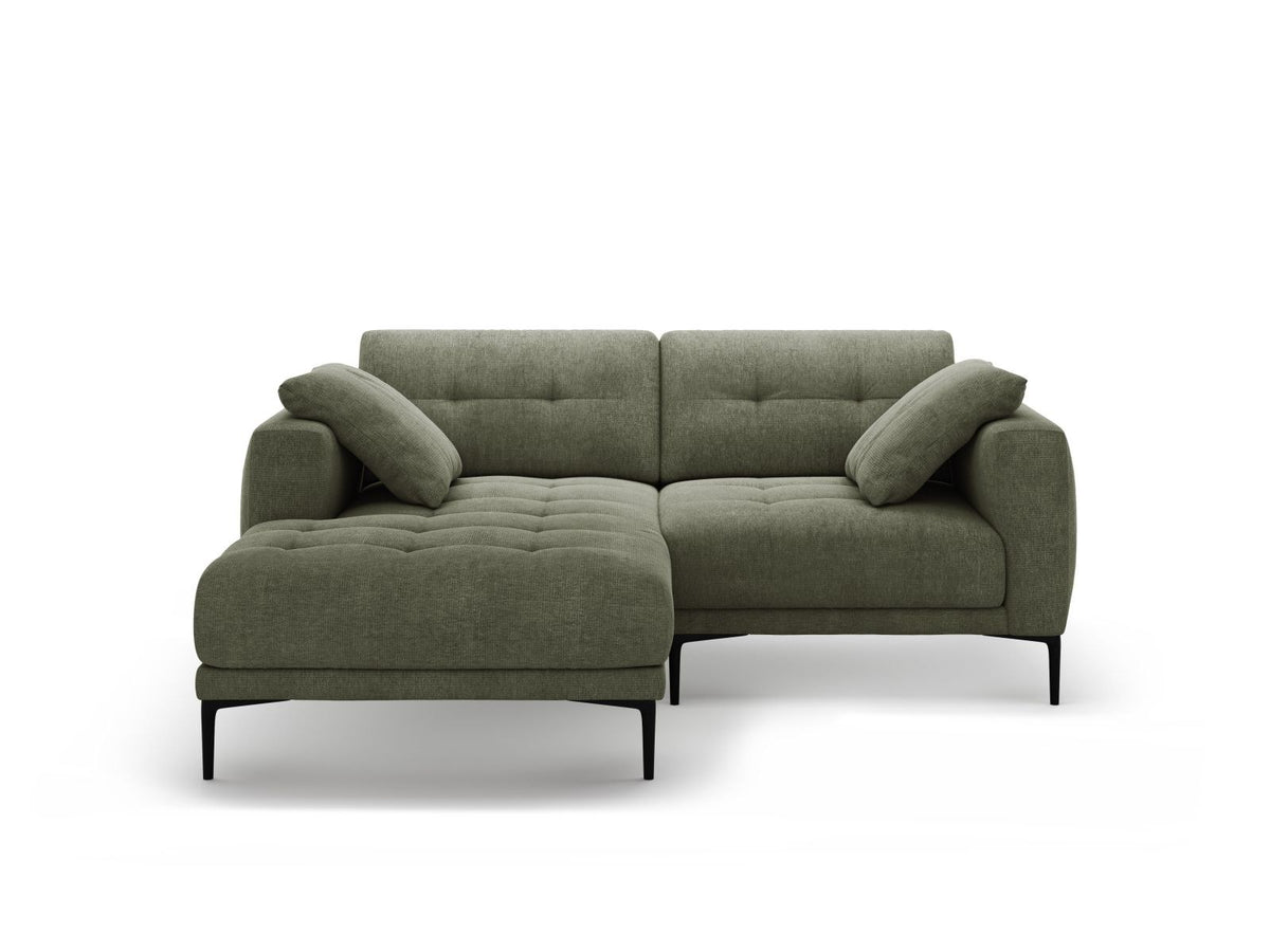 Ecksofa Links Lazio von Cosmopolitan Design in Beige mit Sorella-Stoffbezug, Massivholzrahmen und schwarzen Metallbeinen, seitliche Ansicht.
