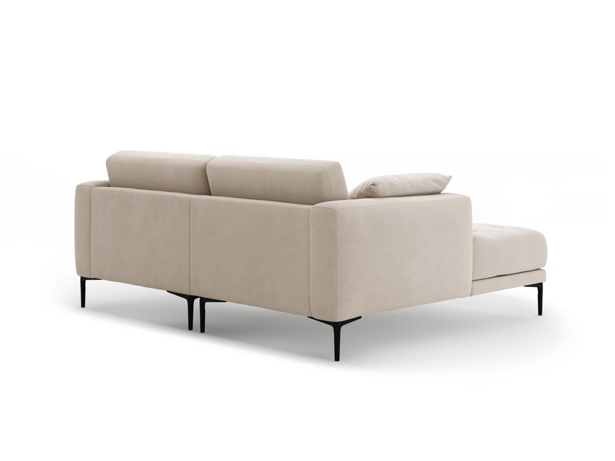Beige-farbenes Samtsofa Lazio als 2-Sitzer Ecksofa links mit Récamiere, Massivholzrahmen und schwarzen Metallbeinen, Frontalansicht.
