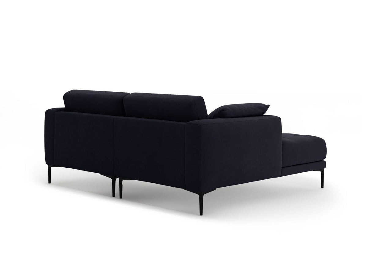 Beige-farbenes Samtsofa Lazio als 2-Sitzer Ecksofa links mit Récamiere, Massivholzrahmen und schwarzen Metallbeinen, Frontalansicht.