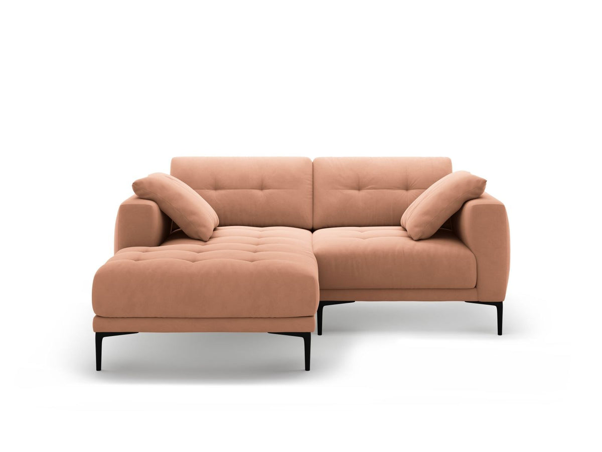Beige-farbenes Samtsofa Lazio als 2-Sitzer Ecksofa links mit Récamiere, Massivholzrahmen und schwarzen Metallbeinen, Frontalansicht.