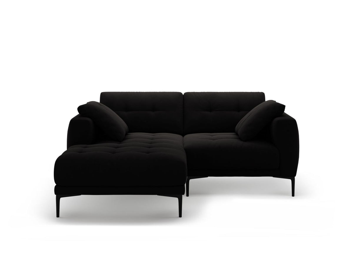Beige-farbenes Samtsofa Lazio als 2-Sitzer Ecksofa links mit Récamiere, Massivholzrahmen und schwarzen Metallbeinen, Frontalansicht.