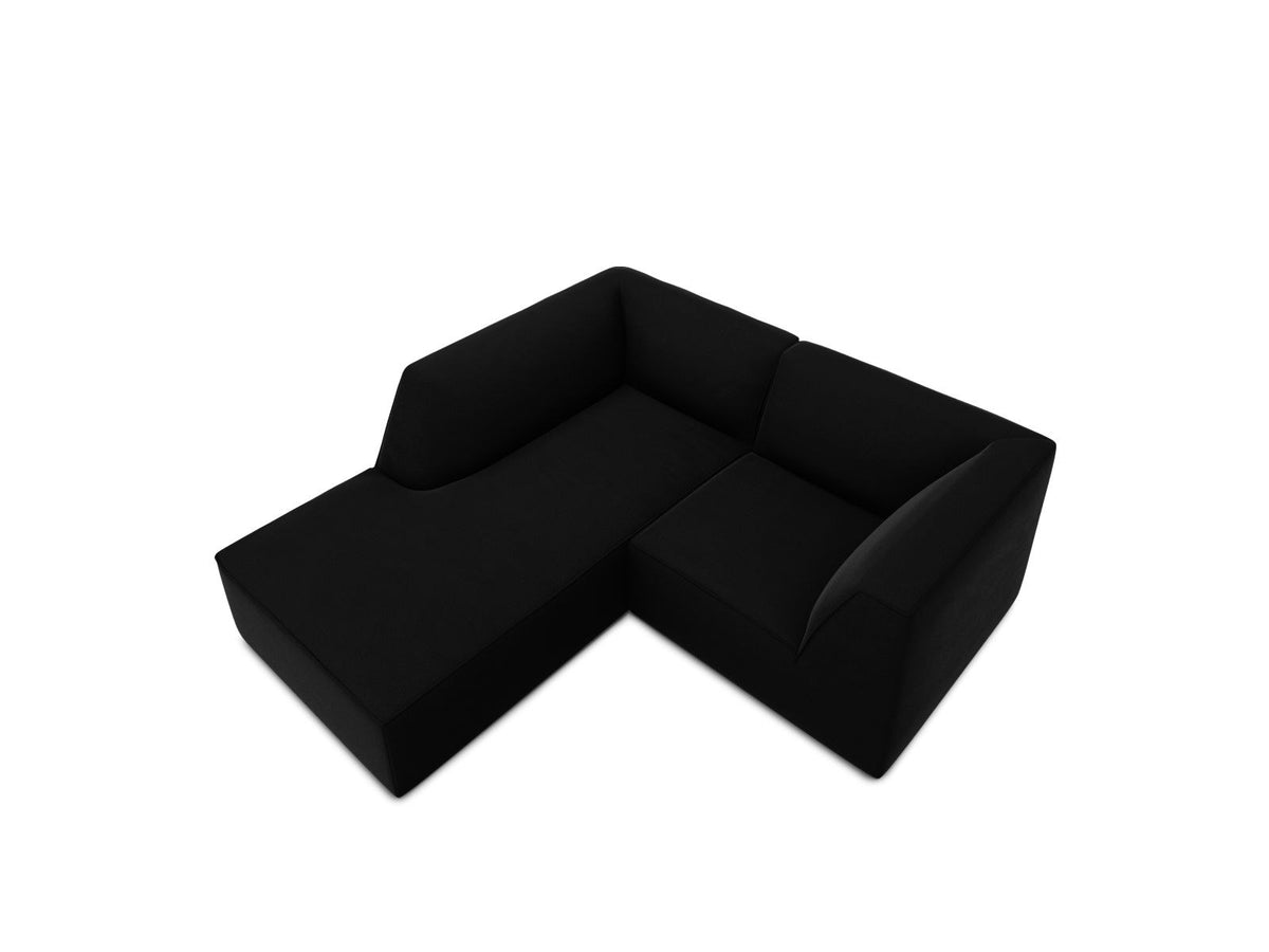 Modulares Ecksofa in Beige-Samt mit Récamiere links, Massivholzrahmen, schwarzen Kunststoffbeinen und weicher Samtpolsterung.