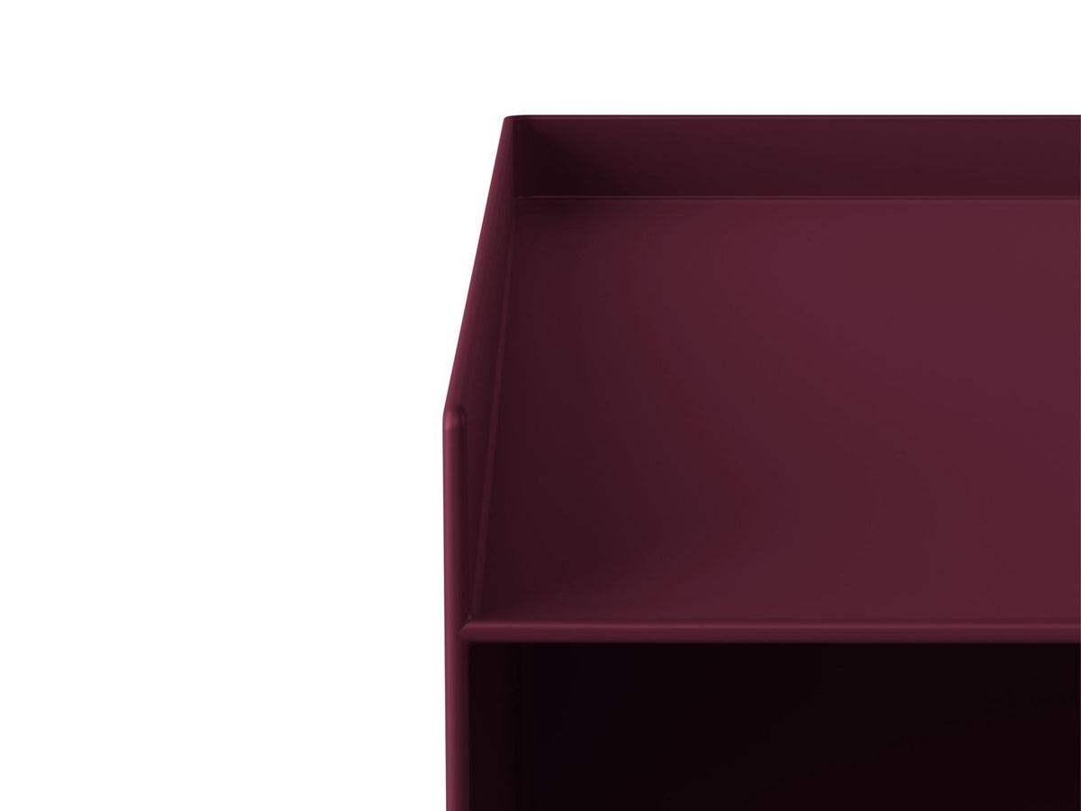 Nachttisch Ovada von Cosmopolitan Design aus pulverbeschichtetem Metall in Burgundy-Metal, quadratische Form mit Stahlbeinen.