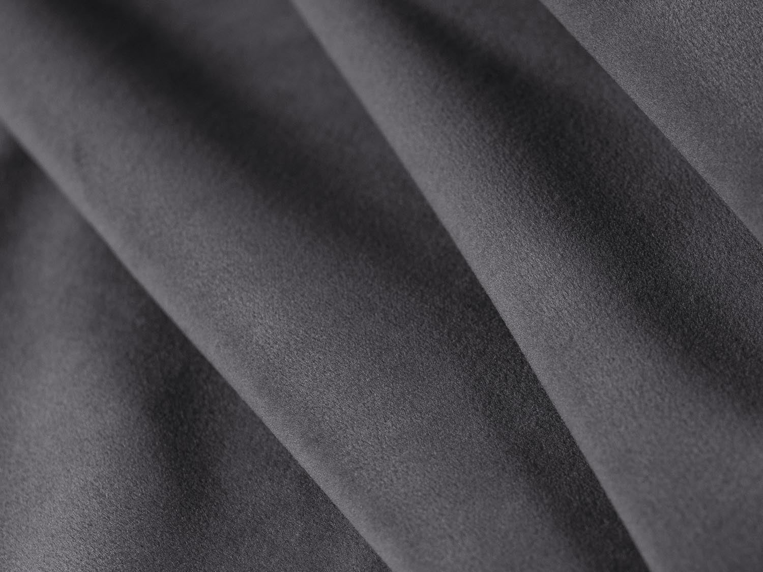 Luxuriöses Kemi Velour Dekokissen in edlem Dunkelgrau, perfekt für moderne Interiors und als stilvolles Wohnaccessoire.