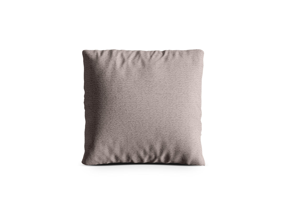 Quadratisches Kissen Kemi 18cm mit Bouclé-Stoff in Coral, Farbe Light Beige, dekorativ auf einem Sofa platziert.