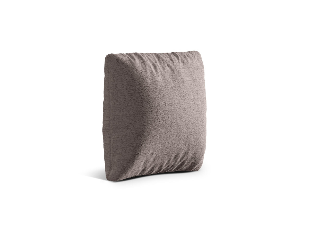 Quadratisches Kissen Kemi 18cm mit Bouclé-Stoff in Coral, Farbe Light Beige, dekorativ auf einem Sofa platziert.