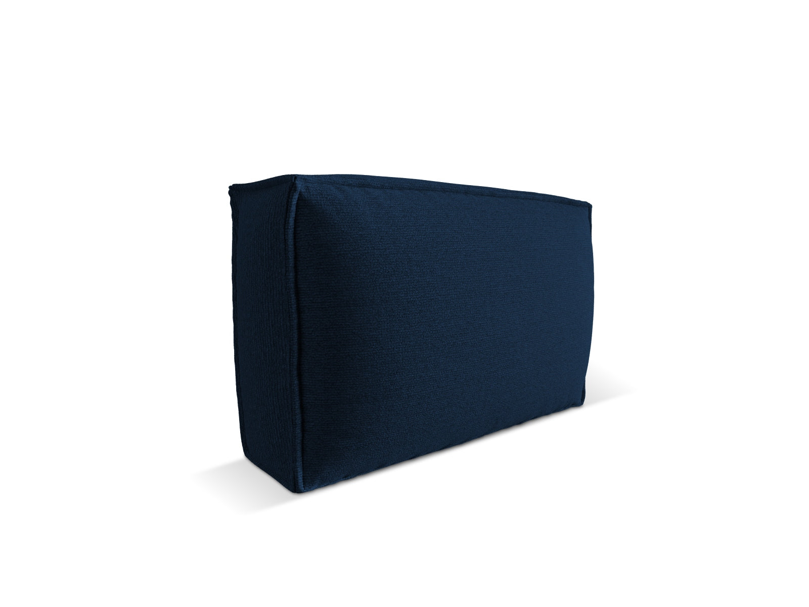 Entdecken Sie den Mackay Pillow von Cosmopolitan Design – ein eleganter Velours-Hocker, der stilvollen Komfort und moderne Akzente in Ihr Zuhause bringt.