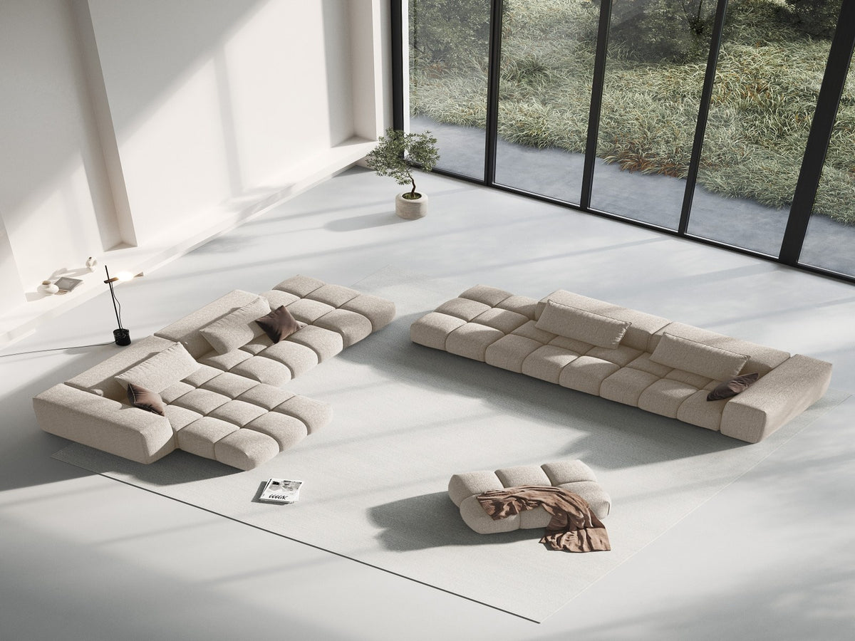 Beiger Pouf Verona mit Sorella-Strukturstoff, Massivholzrahmen und schwarzen Kunststoffbeinen, quaderförmige Sitzfläche.