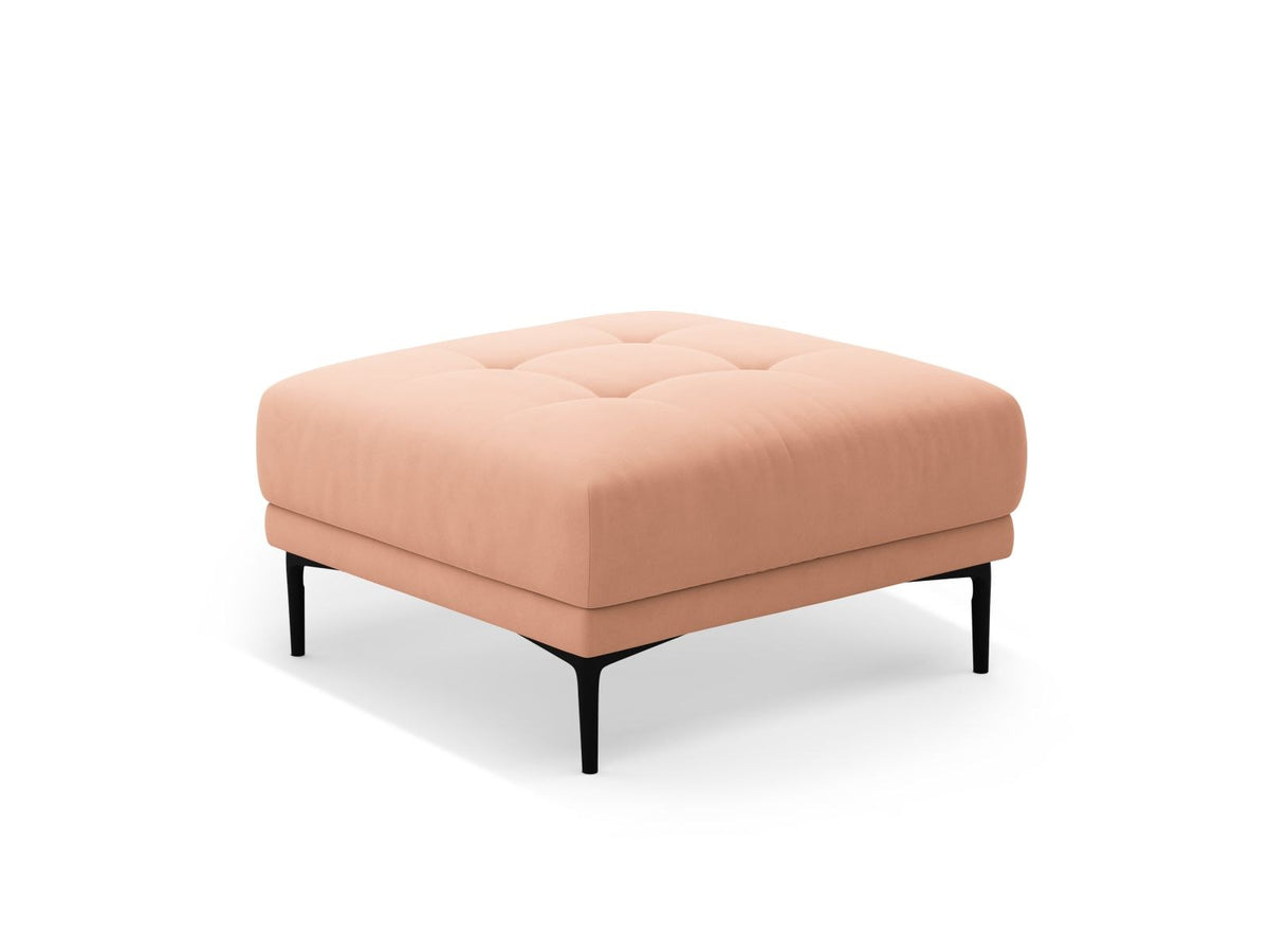 Samt-Pouf Lazio in Beige mit Massivholzrahmen, gepolsterter Sitzfläche und schwarzen Metallbeinen, Masse 85 x 85 x 46 cm.