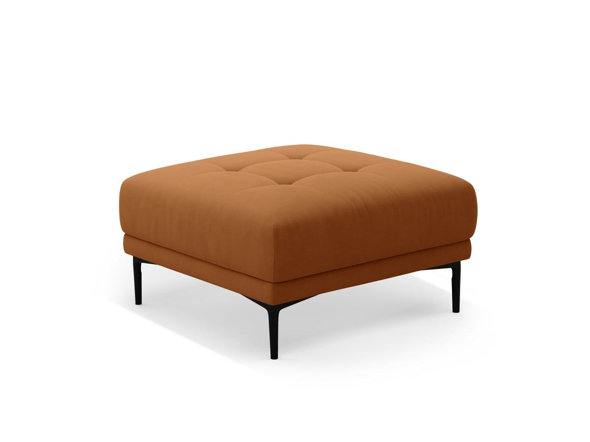 Samt-Pouf Lazio in Beige mit Massivholzrahmen, gepolsterter Sitzfläche und schwarzen Metallbeinen, Masse 85 x 85 x 46 cm.