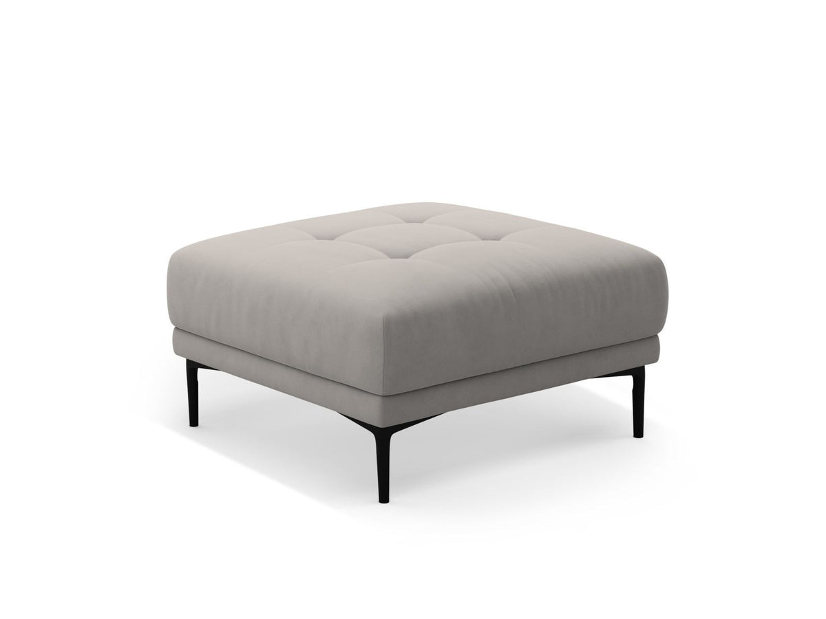 Samt-Pouf Lazio in Beige mit Massivholzrahmen, gepolsterter Sitzfläche und schwarzen Metallbeinen, Masse 85 x 85 x 46 cm.