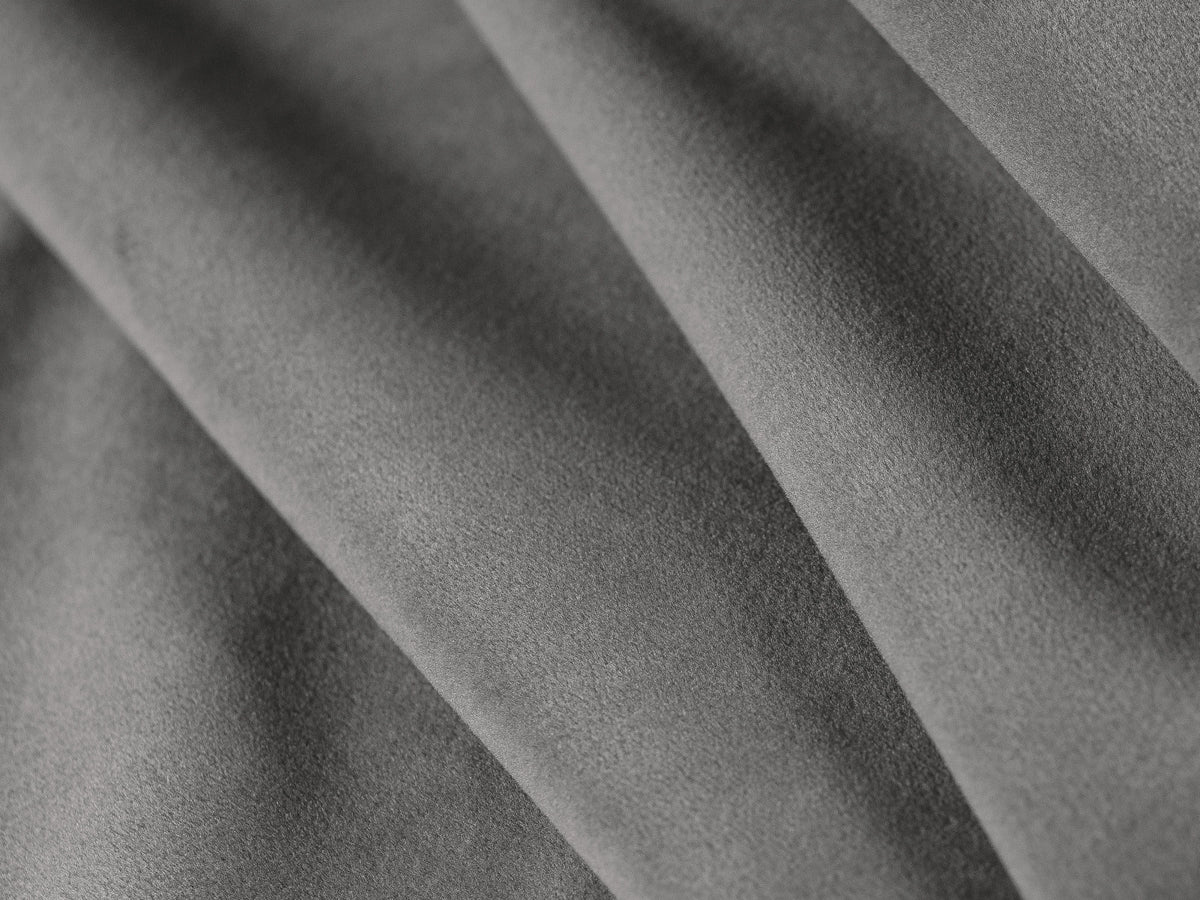 Gepolsterter Pouf Matera mit Velourbezug auf schwarzen Kunststoffbeinen, Cosmopolitan Design