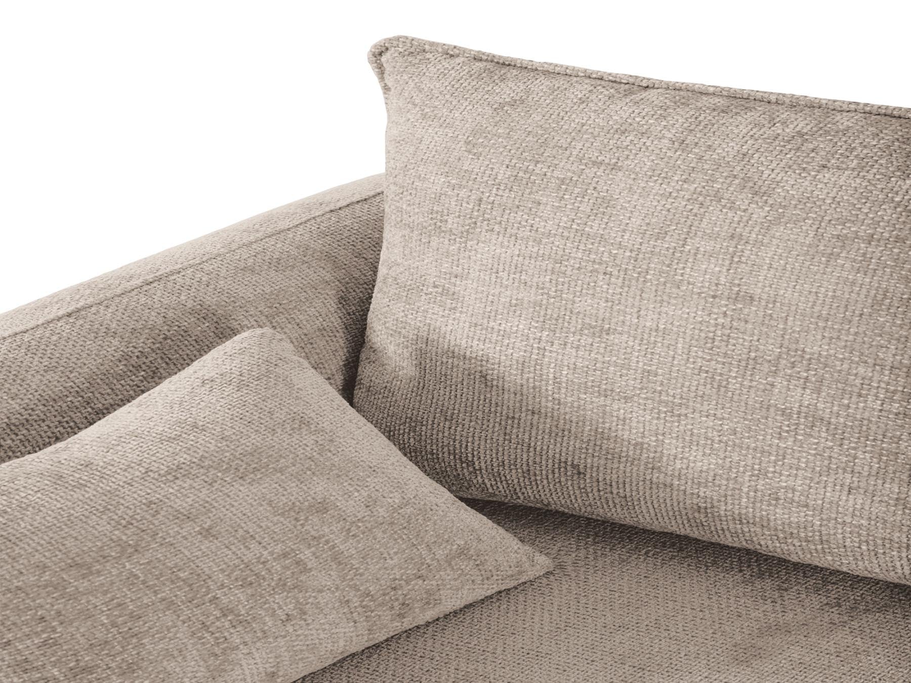 Beige 4-Sitzer Ecksofa Matera mit eleganter Schlaffunktion und integriertem Stauraum, ideal für moderne und gemütliche Wohnbereiche.