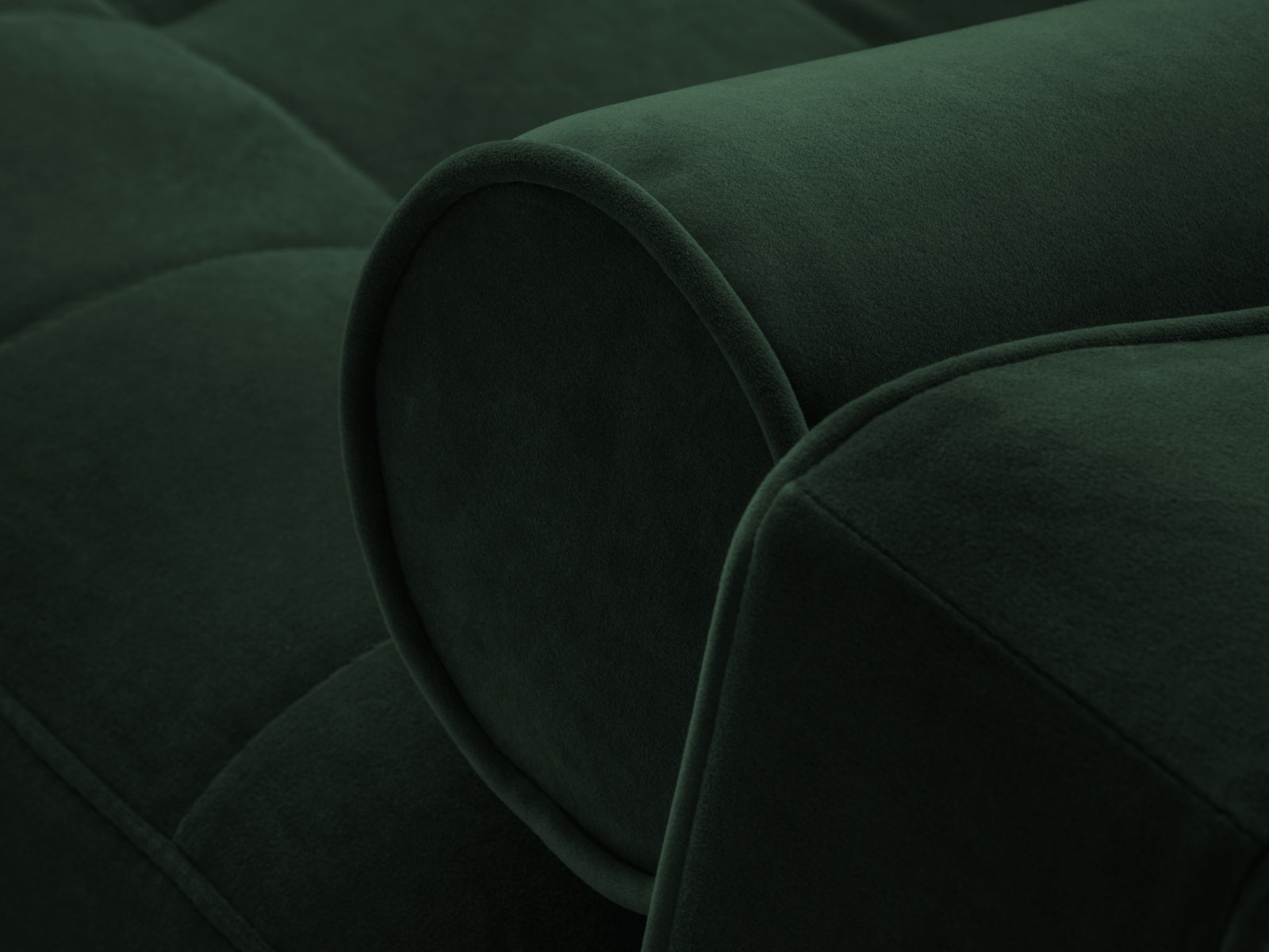Elegantes 5-Sitzer Ecksofa in stilvollem Dunkelgrün, perfekt für gemütliche Abende, mit cleverer Schlaffunktion und integriertem Stauraum.