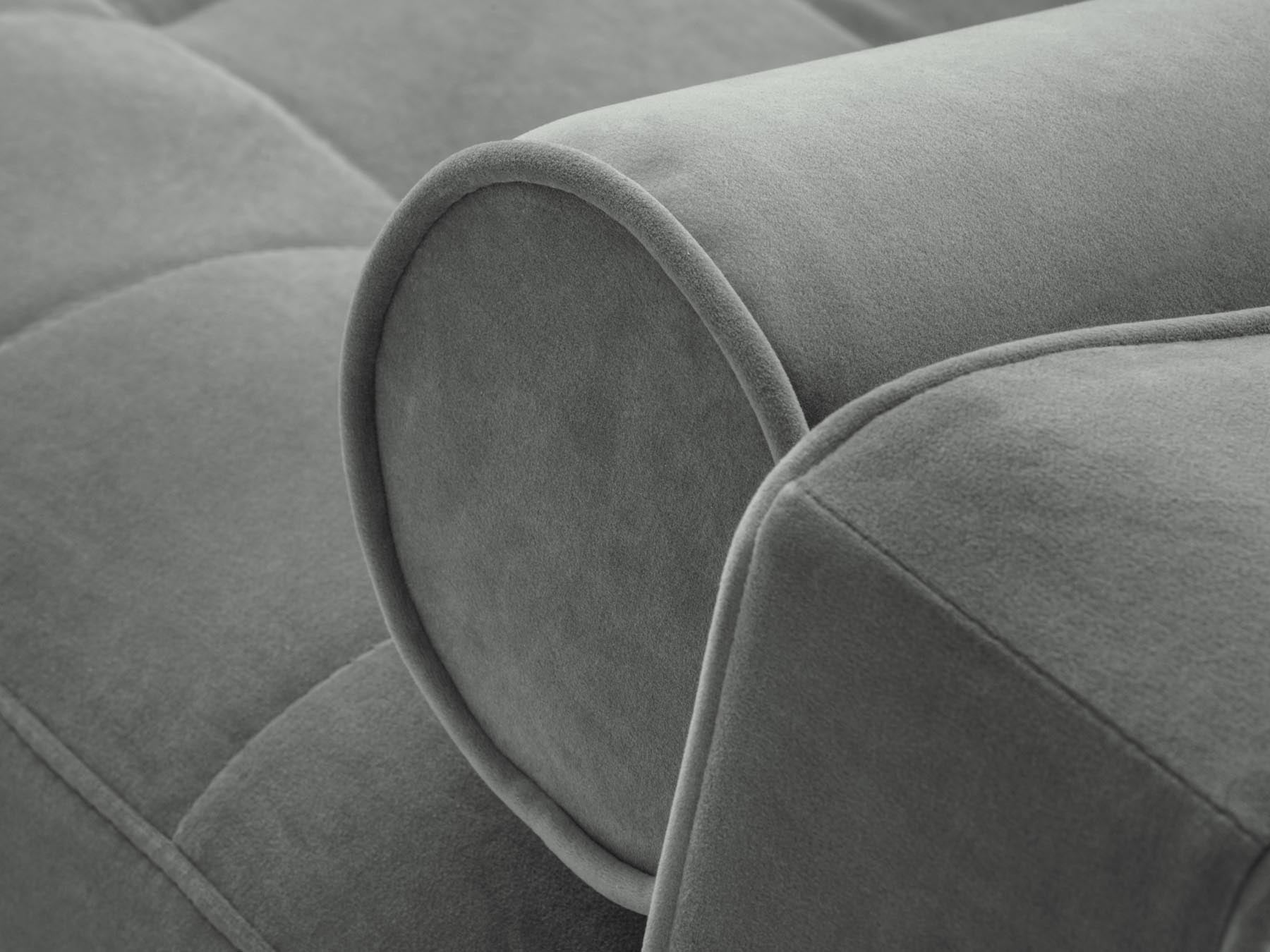 Modernes 5-Sitzer Ecksofa in elegantem Grau, ideal für Gästeübernachtungen und mit praktischem Stauraum für Kissen und Decken.