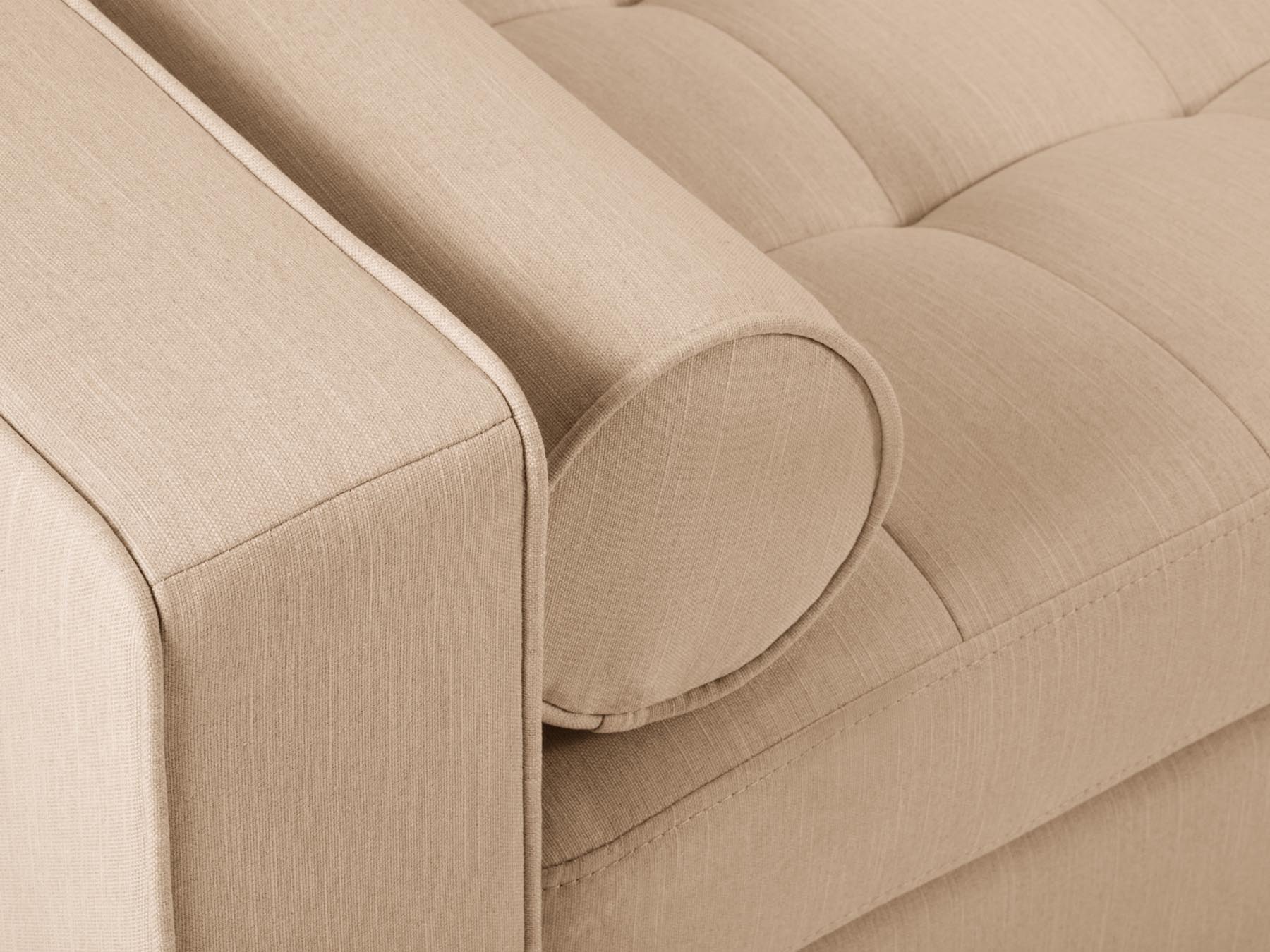 Beiges 5-Sitzer Ecksofa Aspen mit Schlaffunktion und Stauraum, ideal für moderne Wohnräume, rechtsseitig angeordnet.