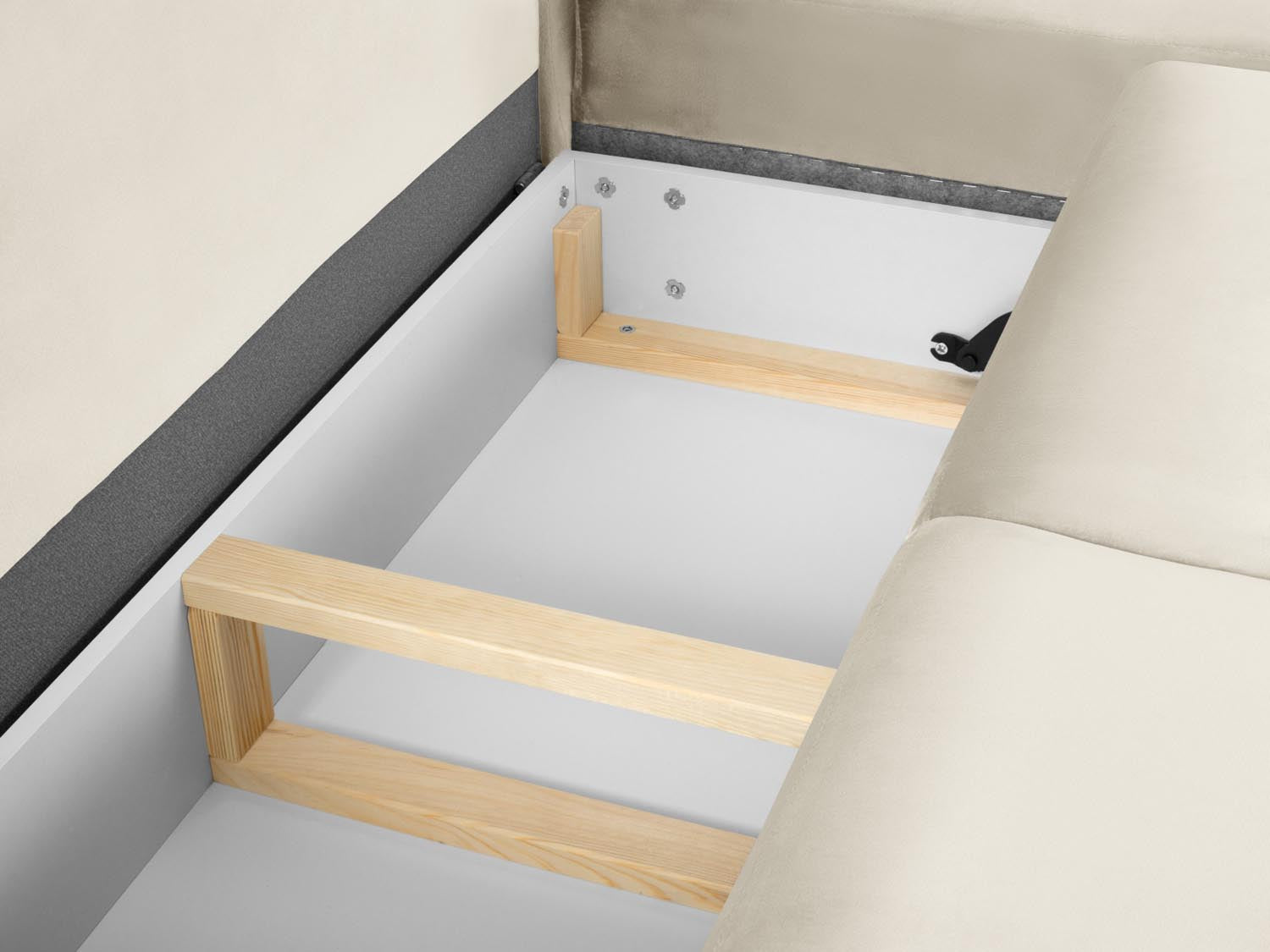 Elegantes Kyoto Velour Ecksofa in warmen Beige- und Goldnuancen, 5-Sitzer mit komfortabler Schlaffunktion und nützlichem Stauraum.