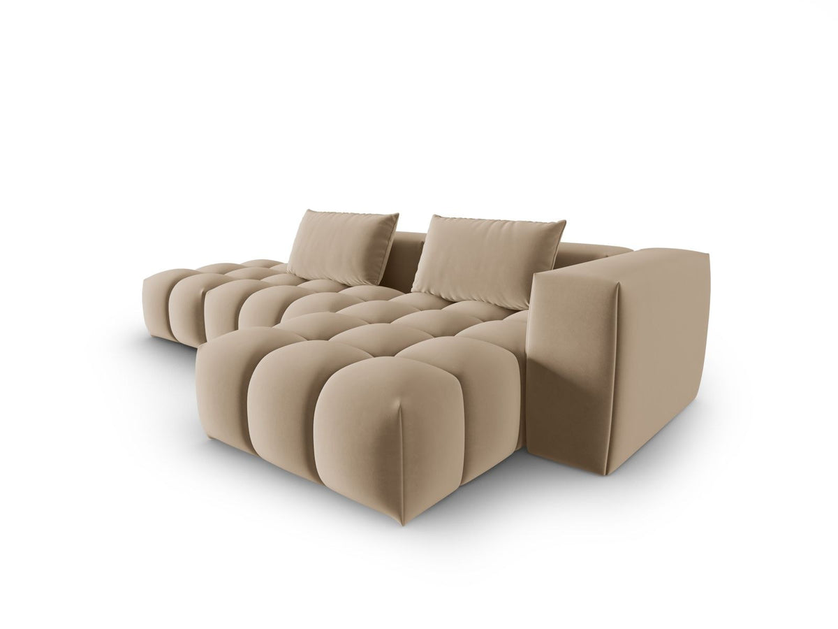 Modulares Ecksofa rechts aus Samt in Sand-Casino mit Récamiere, schwarzen Kunststoffbeinen und gepolsterter Rückenlehne.