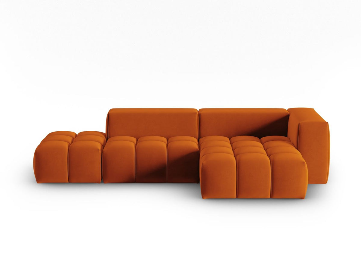 Modulares Ecksofa rechts aus Samt in Sand-Casino mit Récamiere, schwarzen Kunststoffbeinen und gepolsterter Rückenlehne.