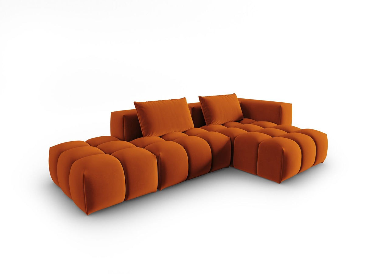 Modulares Ecksofa rechts aus Samt in Sand-Casino mit Récamiere, schwarzen Kunststoffbeinen und gepolsterter Rückenlehne.