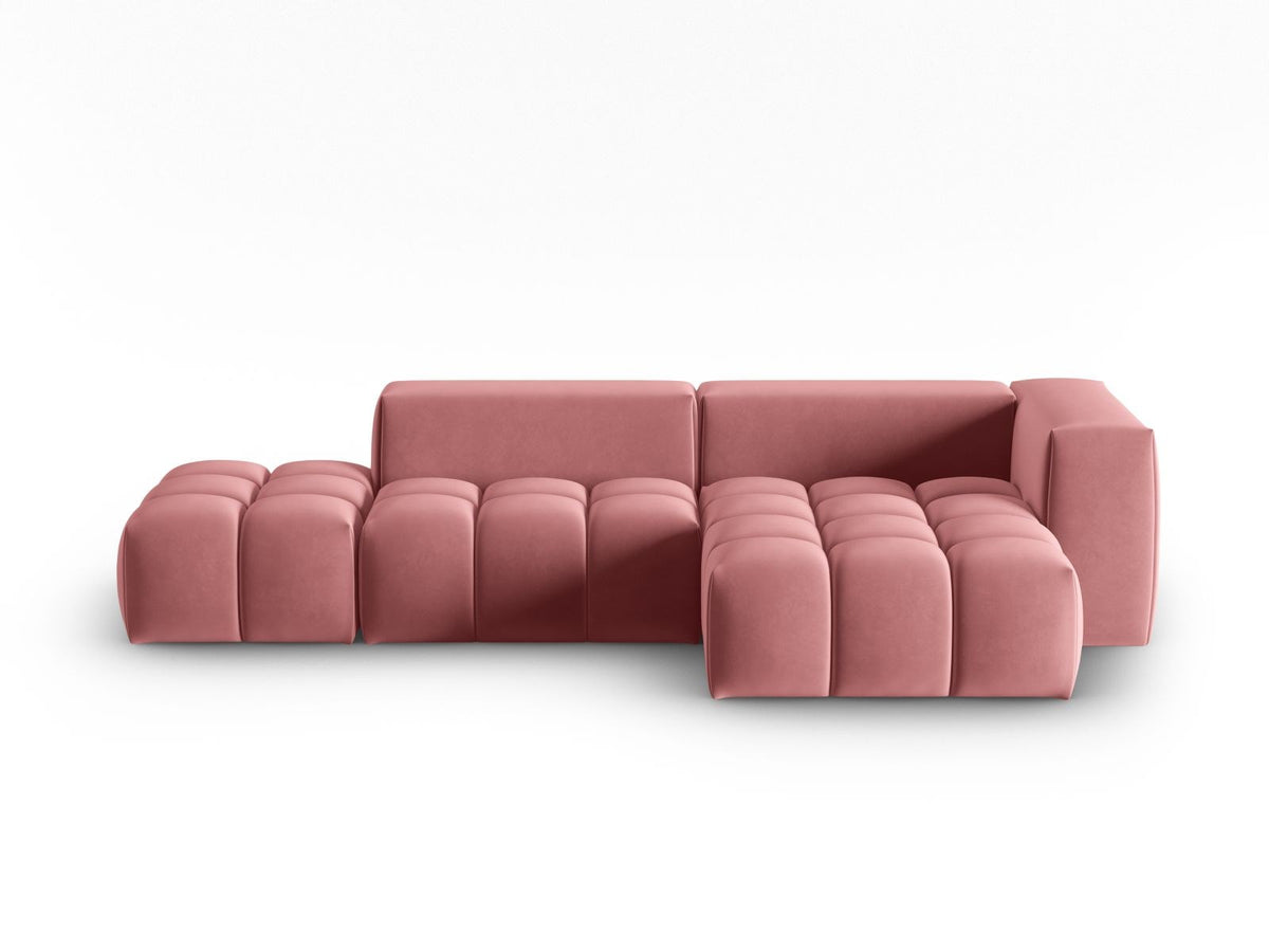Modulares Ecksofa rechts aus Samt in Sand-Casino mit Récamiere, schwarzen Kunststoffbeinen und gepolsterter Rückenlehne.