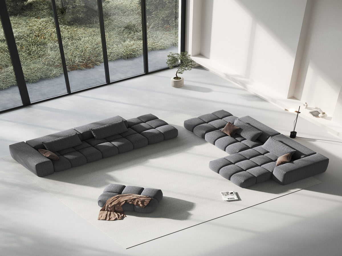 Modulares Ecksofa Verona in Beige-Sorella mit Massivholzrahmen, schwarzen Kunststoffbeinen und strukturiertem Tweed-Stoffbezug, rechte Ausrichtung.
