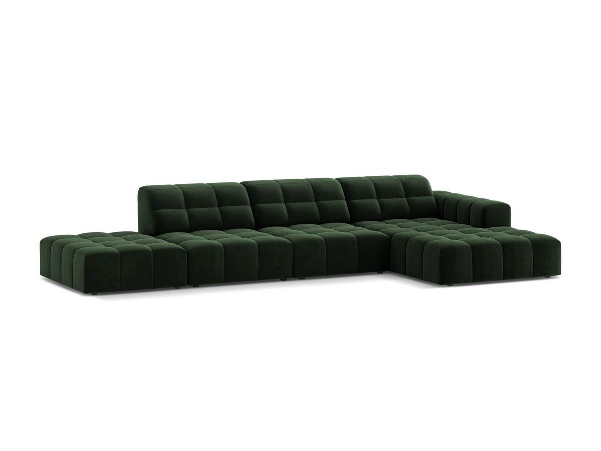 Ecksofa mit Récamiere rechts, Bezug aus Samtstoff in Light Beige, Massivholzrahmen, schwarze Kunststoffbeine, 5-Sitzer-Ausführung.