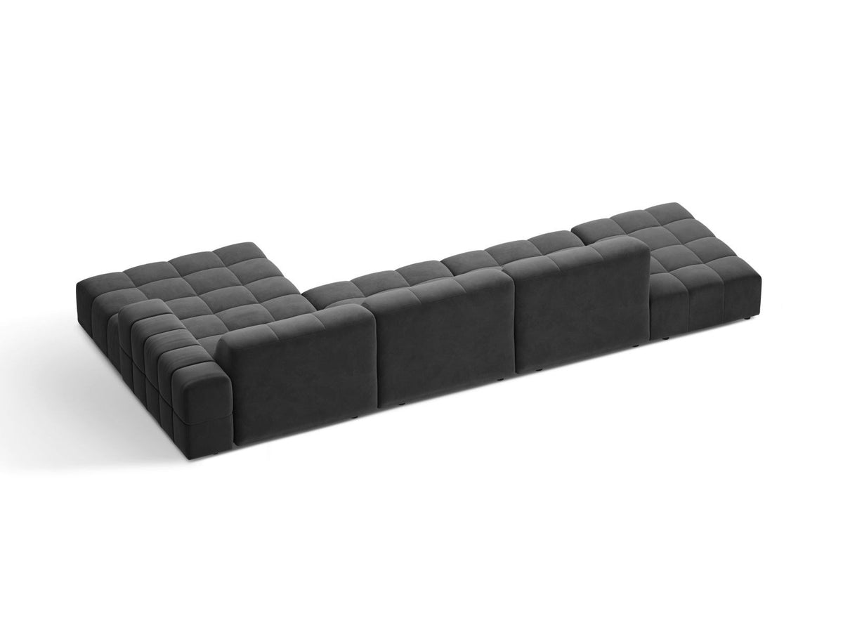 Ecksofa mit Récamiere rechts, Bezug aus Samtstoff in Light Beige, Massivholzrahmen, schwarze Kunststoffbeine, 5-Sitzer-Ausführung.