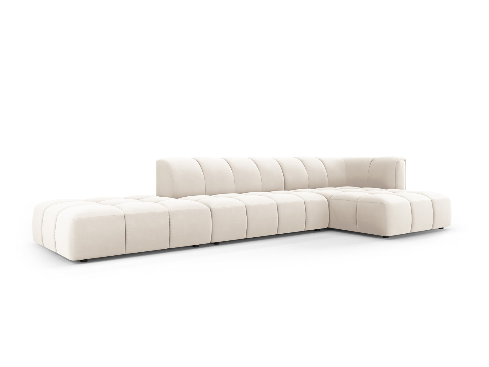 Stylisches 5-Sitzer Ecksofa Moritz in sanften Beigetönen, perfekt für gemütliche Wohnzimmer und modernes Wohndesign von Cosmopolitan Design.