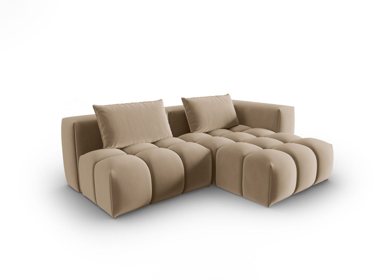Modulares Ecksofa rechts in Sand-Casino Samt mit Massivholzrahmen, schwarzen Kunststoffbeinen und drei Sitzplätzen, seitliche Ansicht.