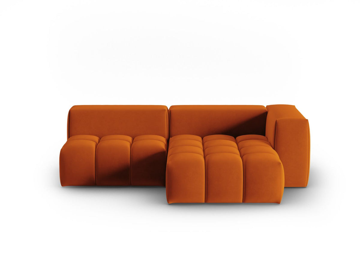 Modulares Ecksofa rechts in Sand-Casino Samt mit Massivholzrahmen, schwarzen Kunststoffbeinen und drei Sitzplätzen, seitliche Ansicht.