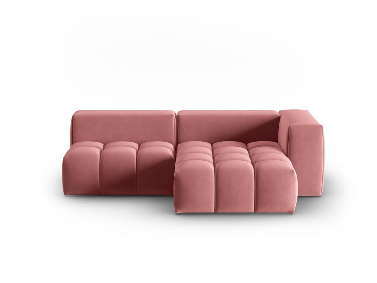 Modulares Ecksofa rechts in Sand-Casino Samt mit Massivholzrahmen, schwarzen Kunststoffbeinen und drei Sitzplätzen, seitliche Ansicht.