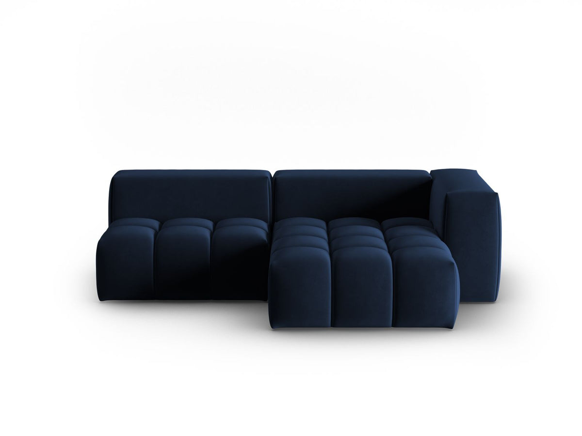 Modulares Ecksofa rechts in Sand-Casino Samt mit Massivholzrahmen, schwarzen Kunststoffbeinen und drei Sitzplätzen, seitliche Ansicht.