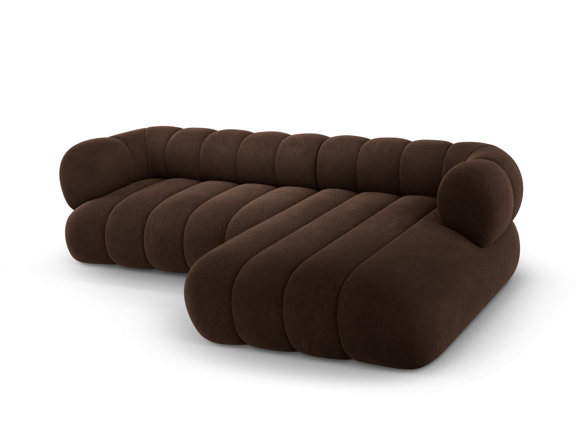 Koge Ecksofa rechts 5 Sitzer 165cm in Chocolate-Vogue präsentiert im Onlineshop von KAQTU Design AG. L-Sofa rechts ist von Cosmopolitan Design