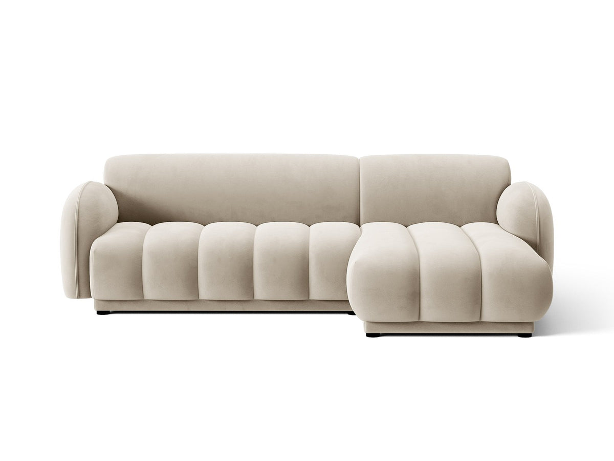 Bilbao Ecksofa rechts in Light Beige-Casino Samt, Massivholzrahmen, schwarze Kunststoffbeine, 3-Sitzer mit Récamiere, urbanes Design.