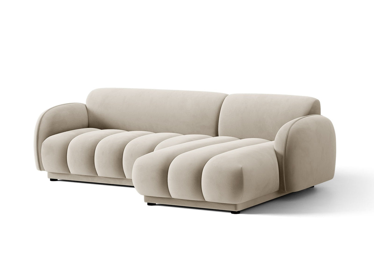Bilbao Ecksofa rechts in Light Beige-Casino Samt, Massivholzrahmen, schwarze Kunststoffbeine, 3-Sitzer mit Récamiere, urbanes Design.