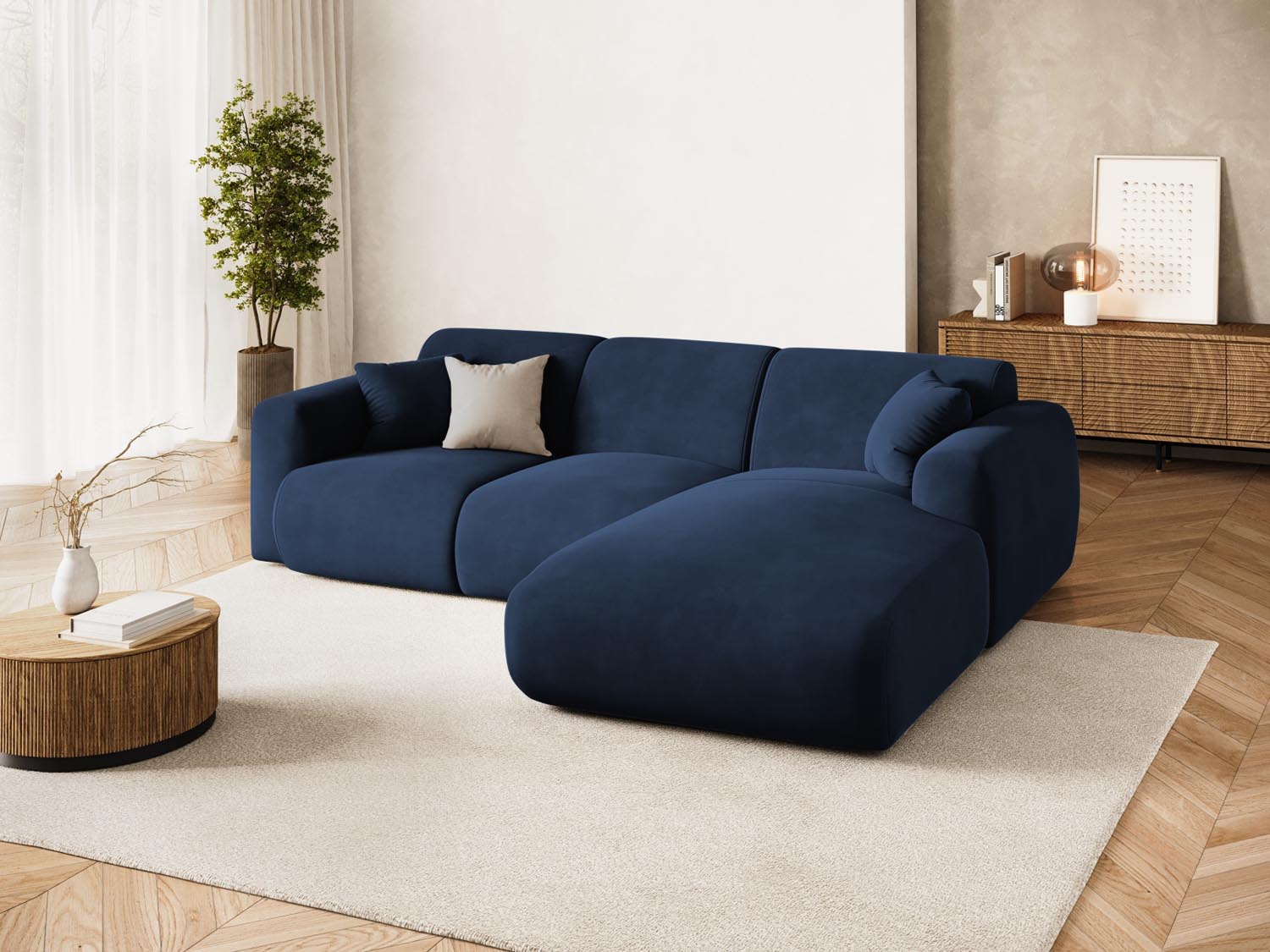 Elegantes Nolio Velour Ecksofa in Royal Blue, 4-Sitzer, ideal für stilvolle Wohnräume, präsentiert in einem modernen Ambiente.
