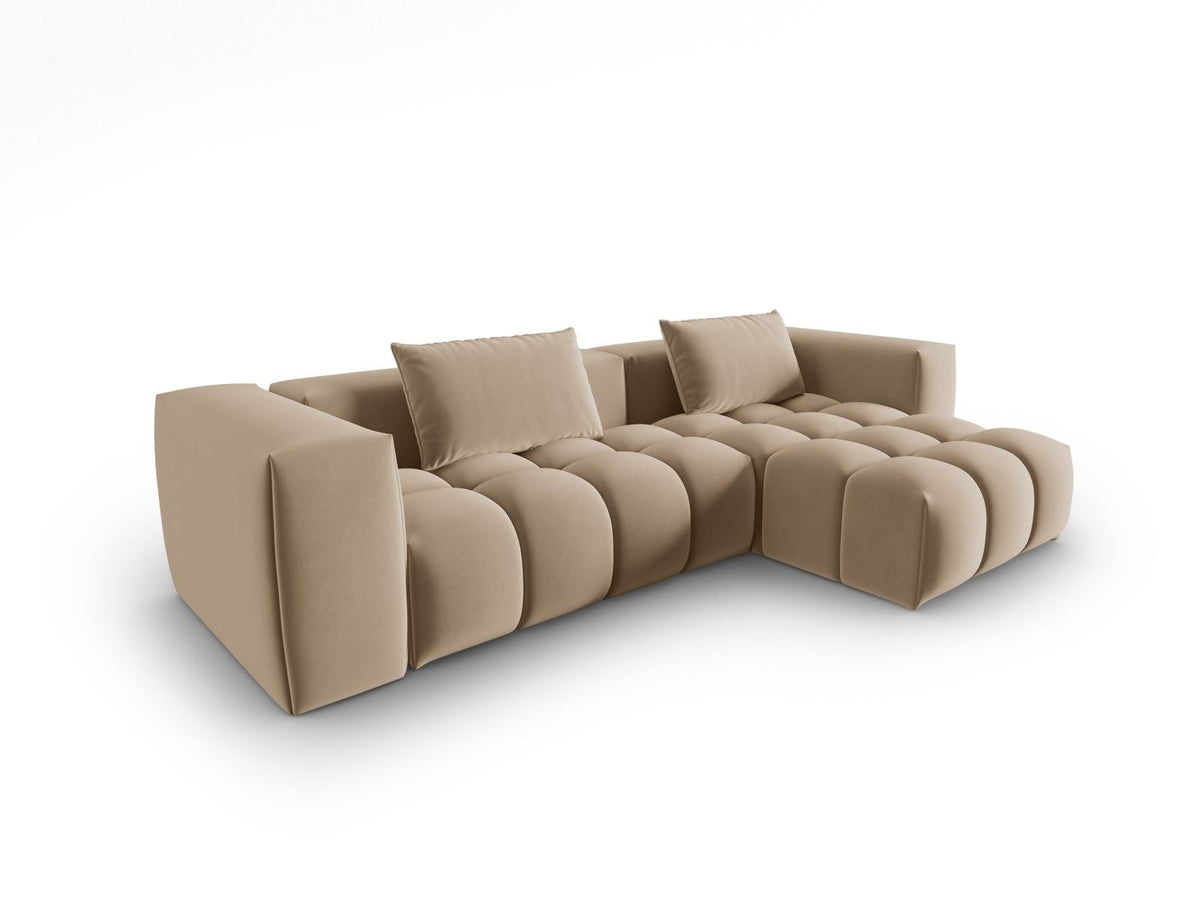 Modulares Ecksofa rechts in Sand-Casino Samt mit Massivholzrahmen, schwarzen Kunststoffbeinen und drei Sitzplätzen, seitliche Ansicht.