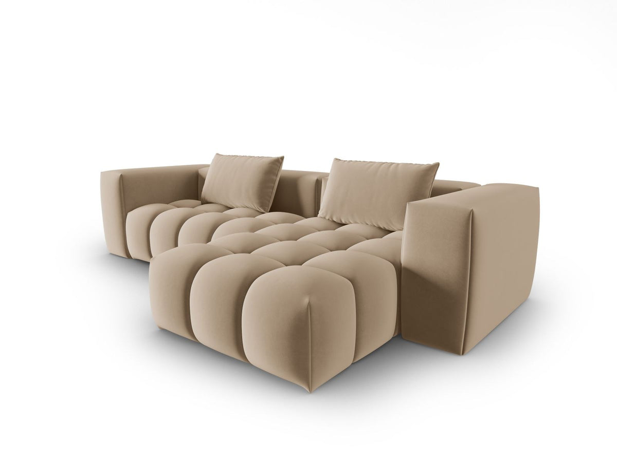 Modulares Ecksofa rechts in Sand-Casino Samt mit Massivholzrahmen, schwarzen Kunststoffbeinen und drei Sitzplätzen, seitliche Ansicht.
