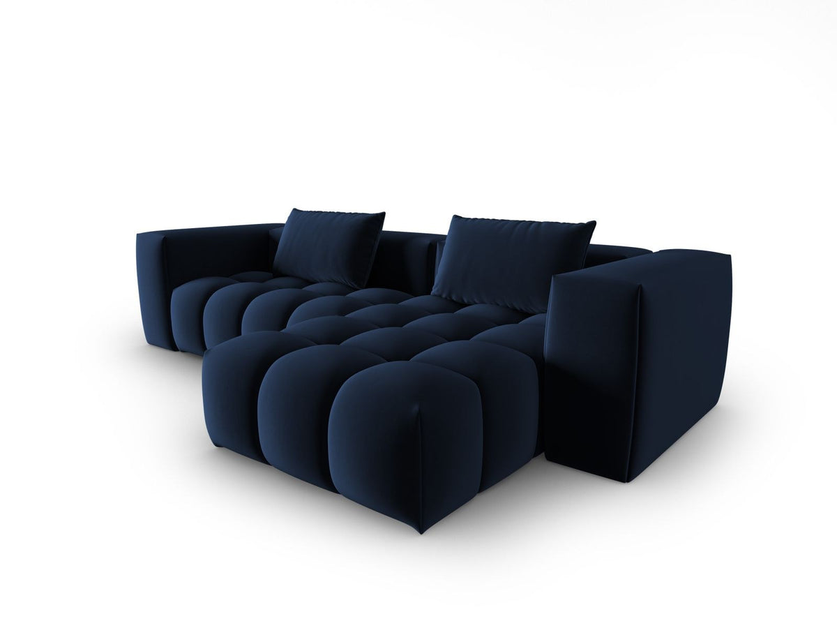 Modulares Ecksofa rechts in Sand-Casino Samt mit Massivholzrahmen, schwarzen Kunststoffbeinen und drei Sitzplätzen, seitliche Ansicht.