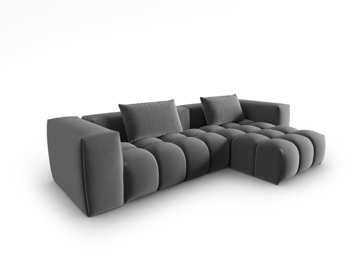 Modulares Ecksofa rechts in Sand-Casino Samt mit Massivholzrahmen, schwarzen Kunststoffbeinen und drei Sitzplätzen, seitliche Ansicht.
