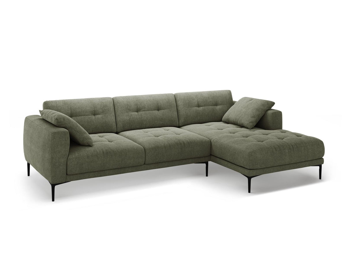 Beiges Ecksofa Lazio mit Sorella-Strukturstoff, schwarzen Metallbeinen und Récamiere, rechtsseitig, Massivholzrahmen sichtbar.
